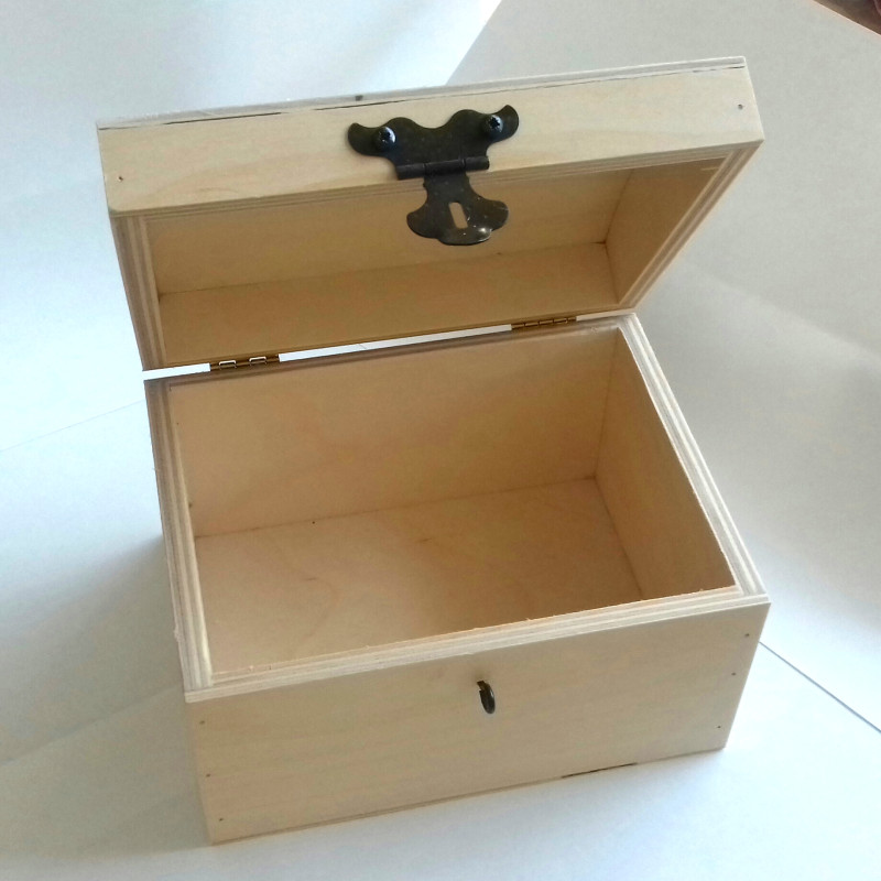 05. Chest with metal clip
